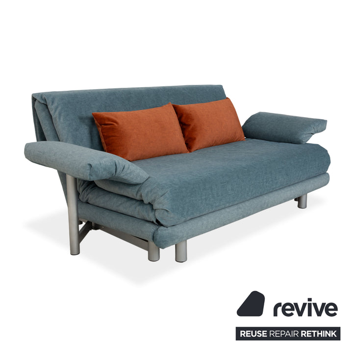 Canapé-lit manuel trois places Ligne Roset Multy en tissu bleu-gris avec accoudoirs