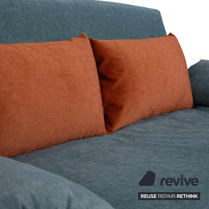 Canapé-lit manuel trois places Ligne Roset Multy en tissu bleu-gris avec accoudoirs