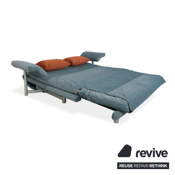 Canapé-lit manuel trois places Ligne Roset Multy en tissu bleu-gris avec accoudoirs