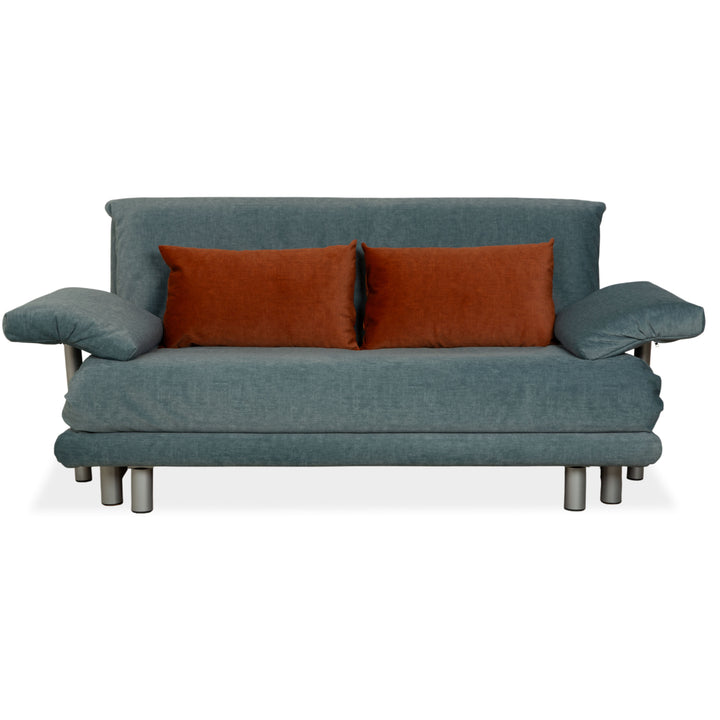 Canapé-lit manuel trois places Ligne Roset Multy en tissu bleu-gris avec accoudoirs