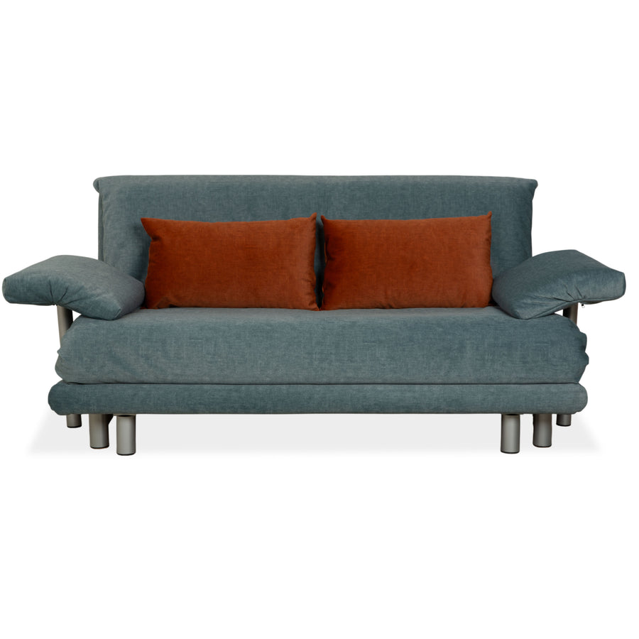 Canapé-lit manuel trois places Ligne Roset Multy en tissu bleu-gris avec accoudoirs