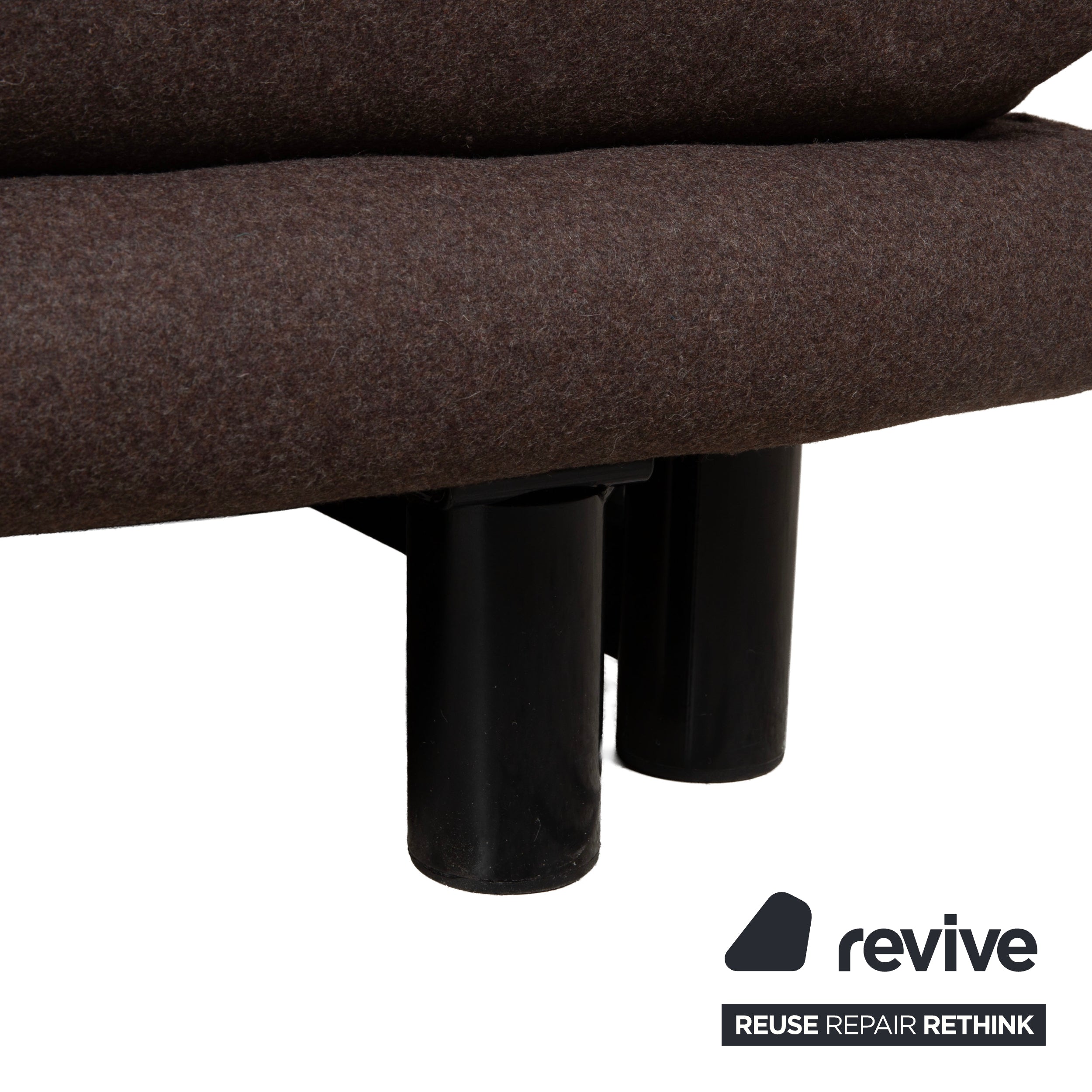 Canapé trois places Ligne Roset Multy en tissu marron, grège et beige, avec accoudoirs et fonction manuelle, et structure noire.