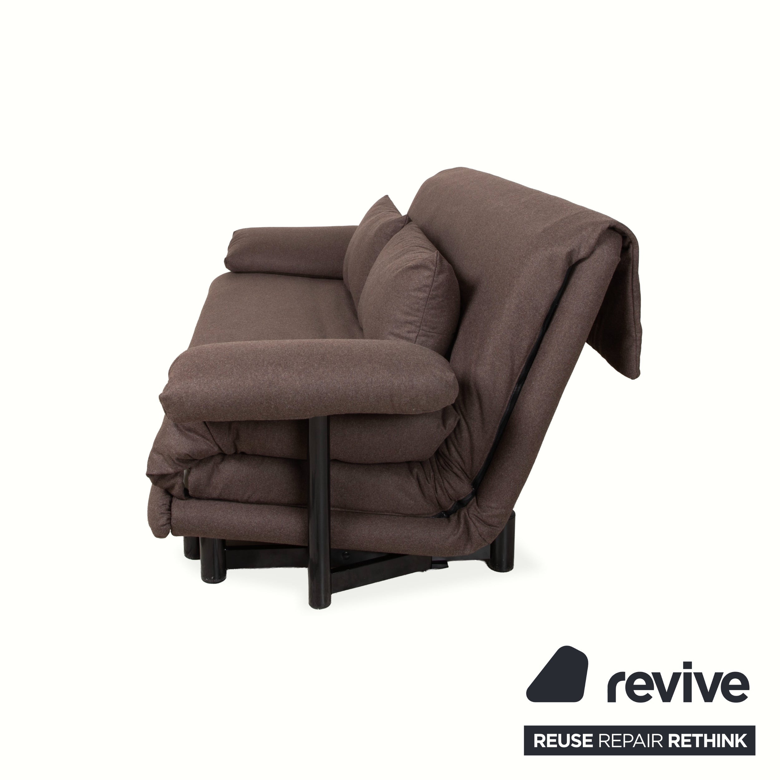 Canapé trois places Ligne Roset Multy en tissu marron, grège et beige, avec accoudoirs et fonction manuelle, et structure noire.
