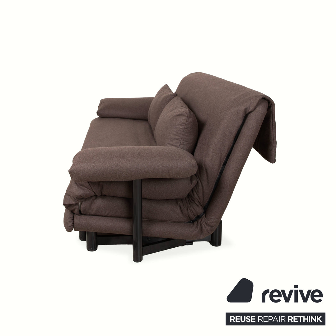 Canapé trois places Ligne Roset Multy en tissu marron, grège et beige, avec accoudoirs et fonction manuelle, et structure noire.