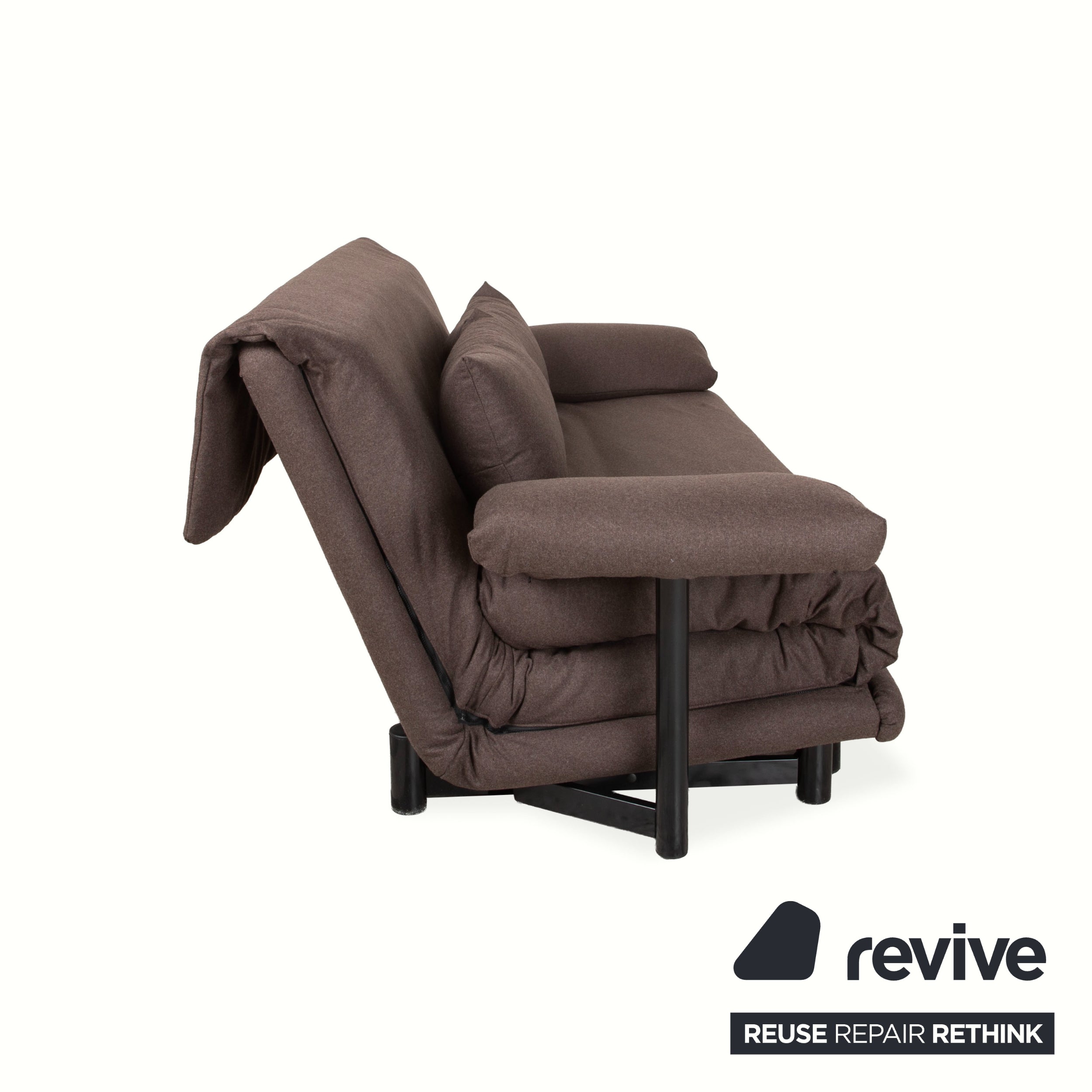 Canapé trois places Ligne Roset Multy en tissu marron, grège et beige, avec accoudoirs et fonction manuelle, et structure noire.