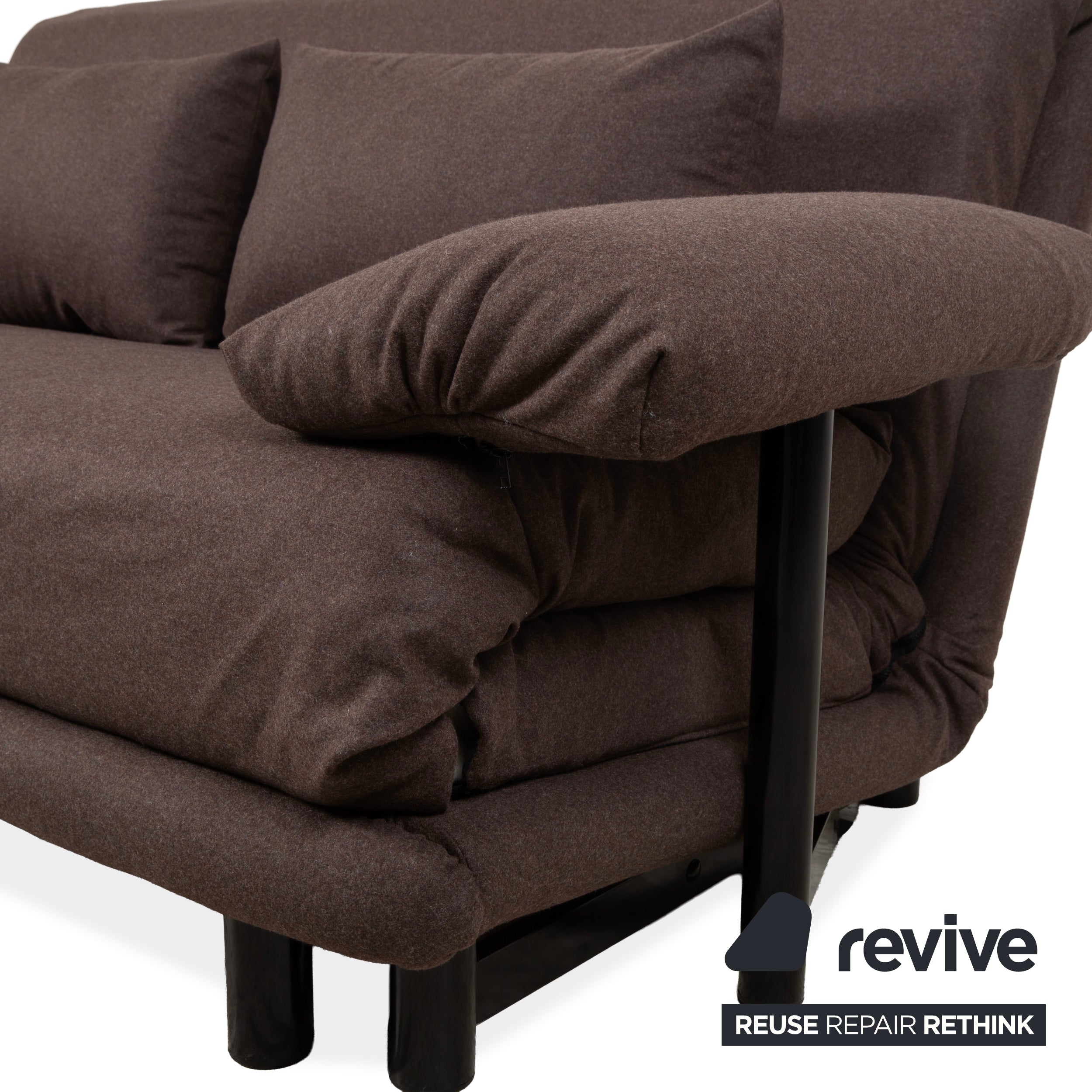 Canapé trois places Ligne Roset Multy en tissu marron, grège et beige, avec accoudoirs et fonction manuelle, et structure noire.