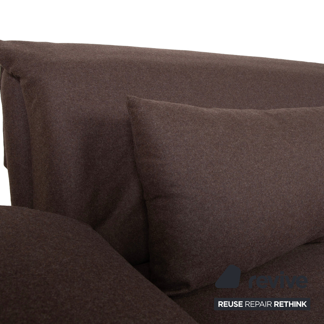 Canapé trois places Ligne Roset Multy en tissu marron, grège et beige, avec accoudoirs et fonction manuelle, et structure noire.
