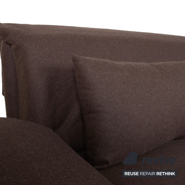Canapé trois places Ligne Roset Multy en tissu marron, grège et beige, avec accoudoirs et fonction manuelle, et structure noire.