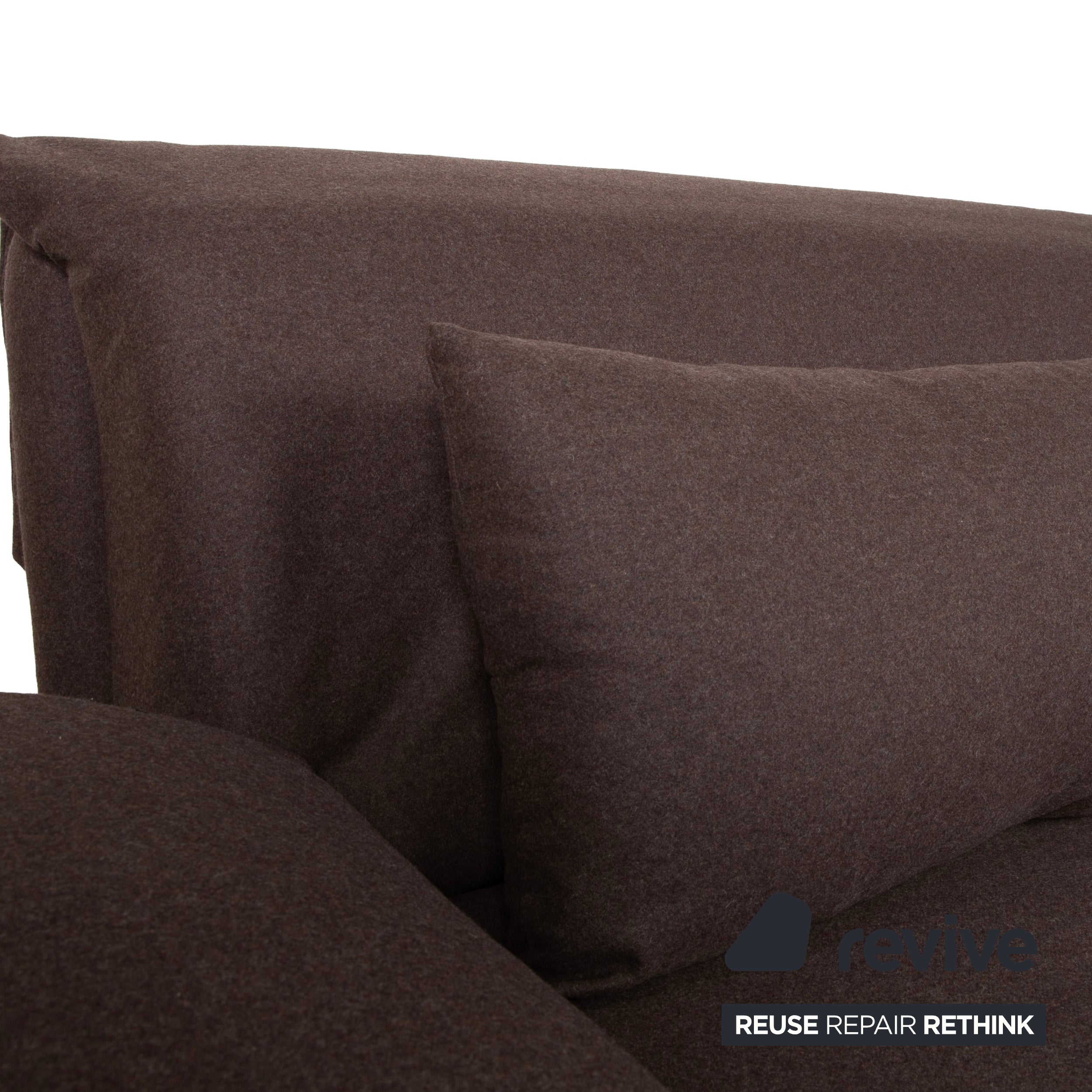 Canapé trois places Ligne Roset Multy en tissu marron, grège et beige, avec accoudoirs et fonction manuelle, et structure noire.