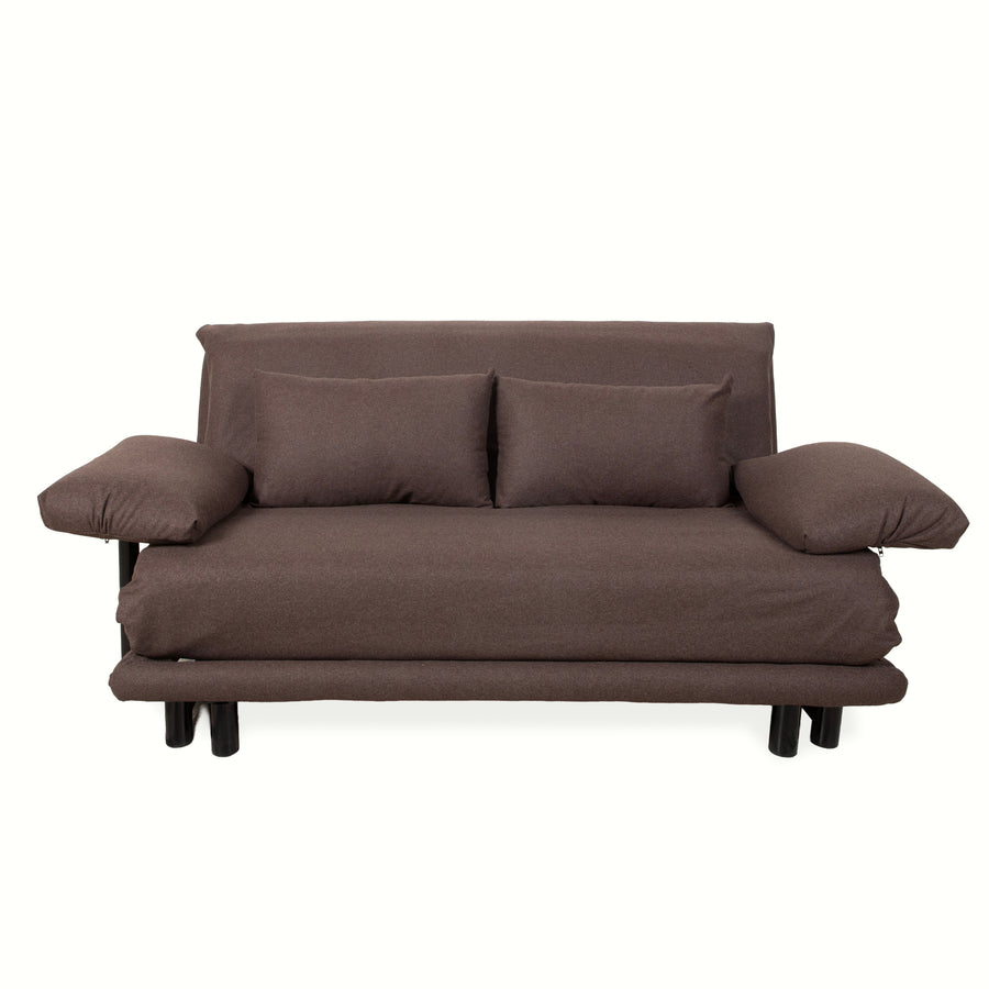 Canapé trois places Ligne Roset Multy en tissu marron, grège et beige, avec accoudoirs et fonction manuelle, et structure noire.