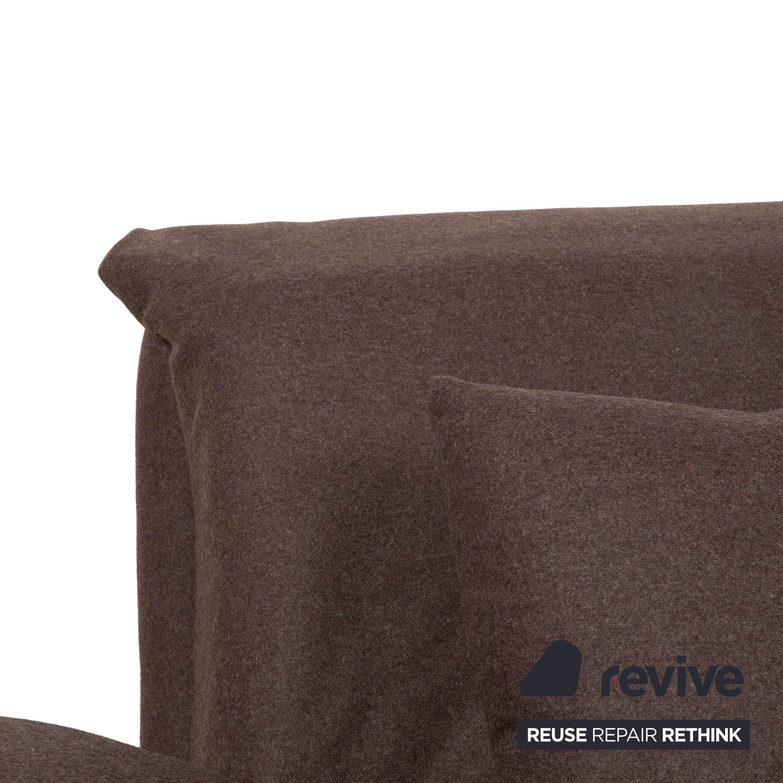 Canapé trois places Ligne Roset Multy en tissu marron, grège et beige, avec accoudoirs et fonction manuelle, et structure noire.