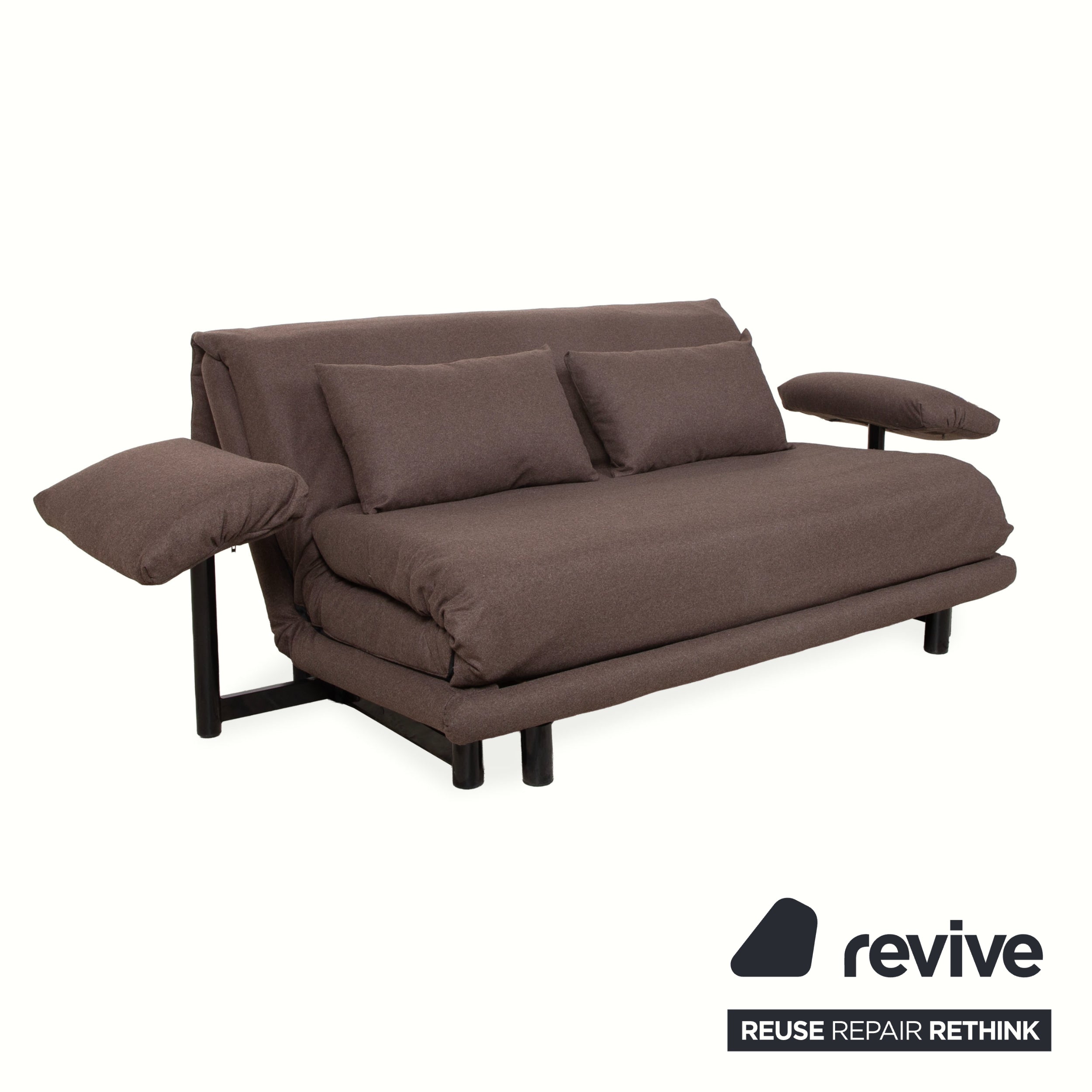 Canapé trois places Ligne Roset Multy en tissu marron, grège et beige, avec accoudoirs et fonction manuelle, et structure noire.