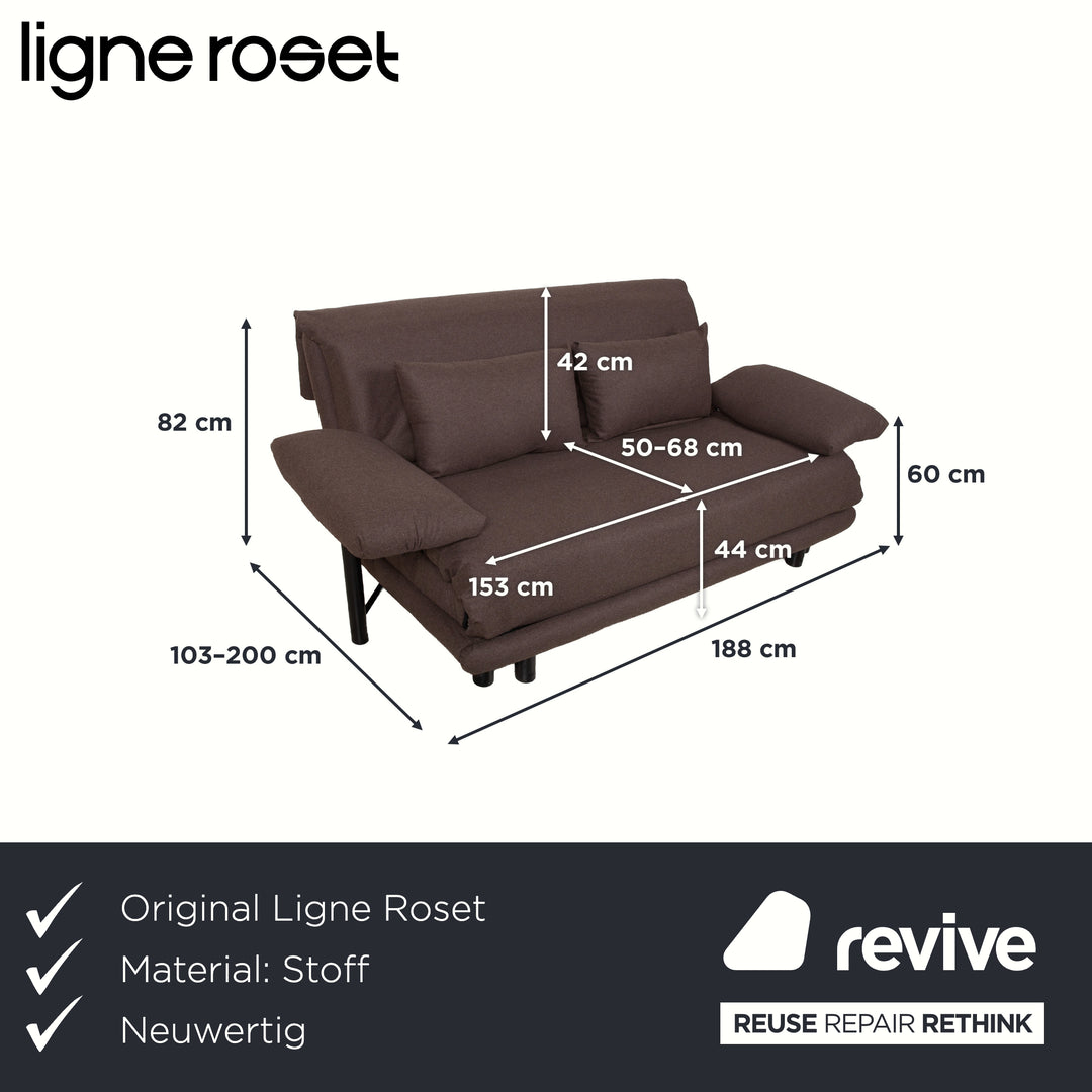 Canapé trois places Ligne Roset Multy en tissu marron, grège et beige, avec accoudoirs et fonction manuelle, et structure noire.