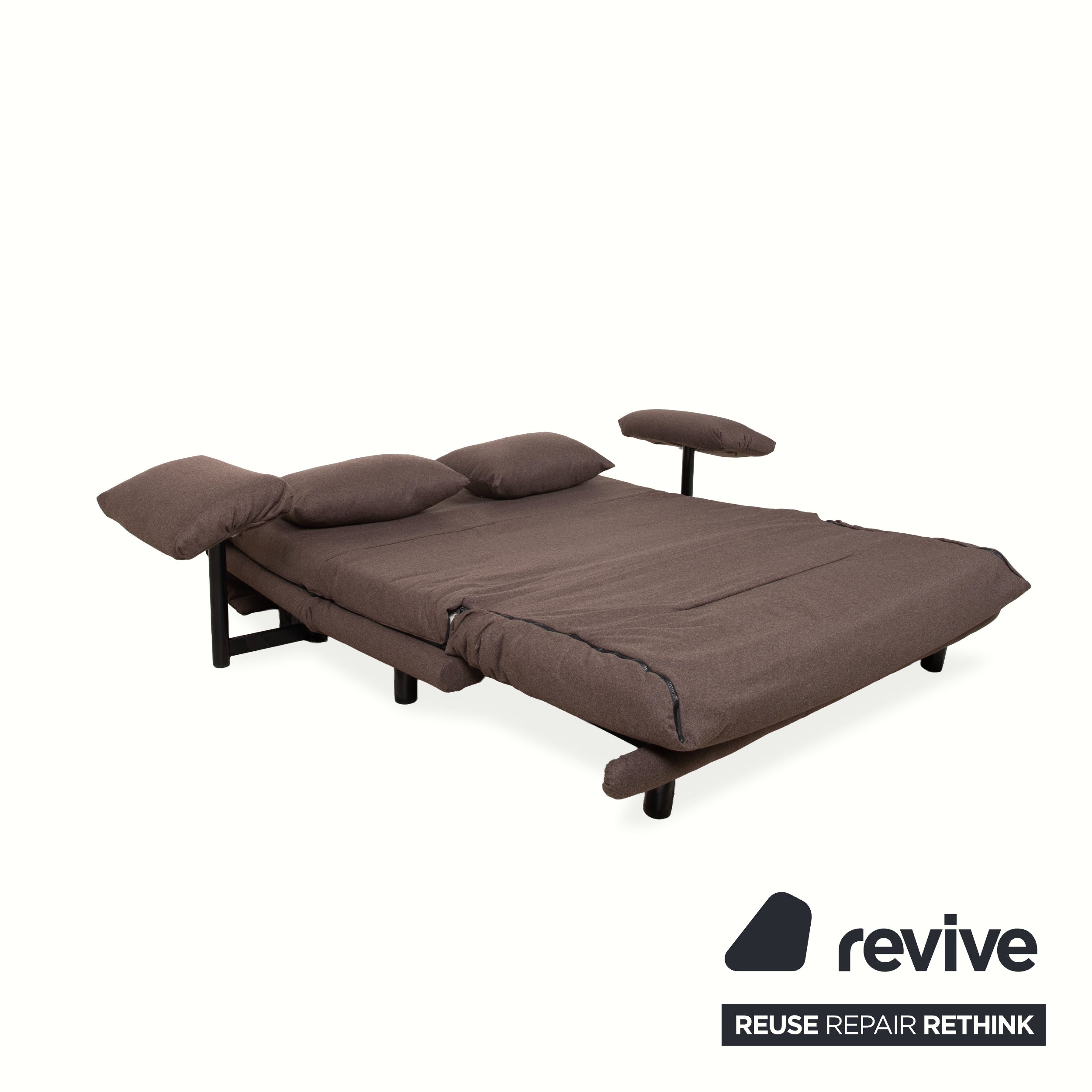 Canapé trois places Ligne Roset Multy en tissu marron, grège et beige, avec accoudoirs et fonction manuelle, et structure noire.