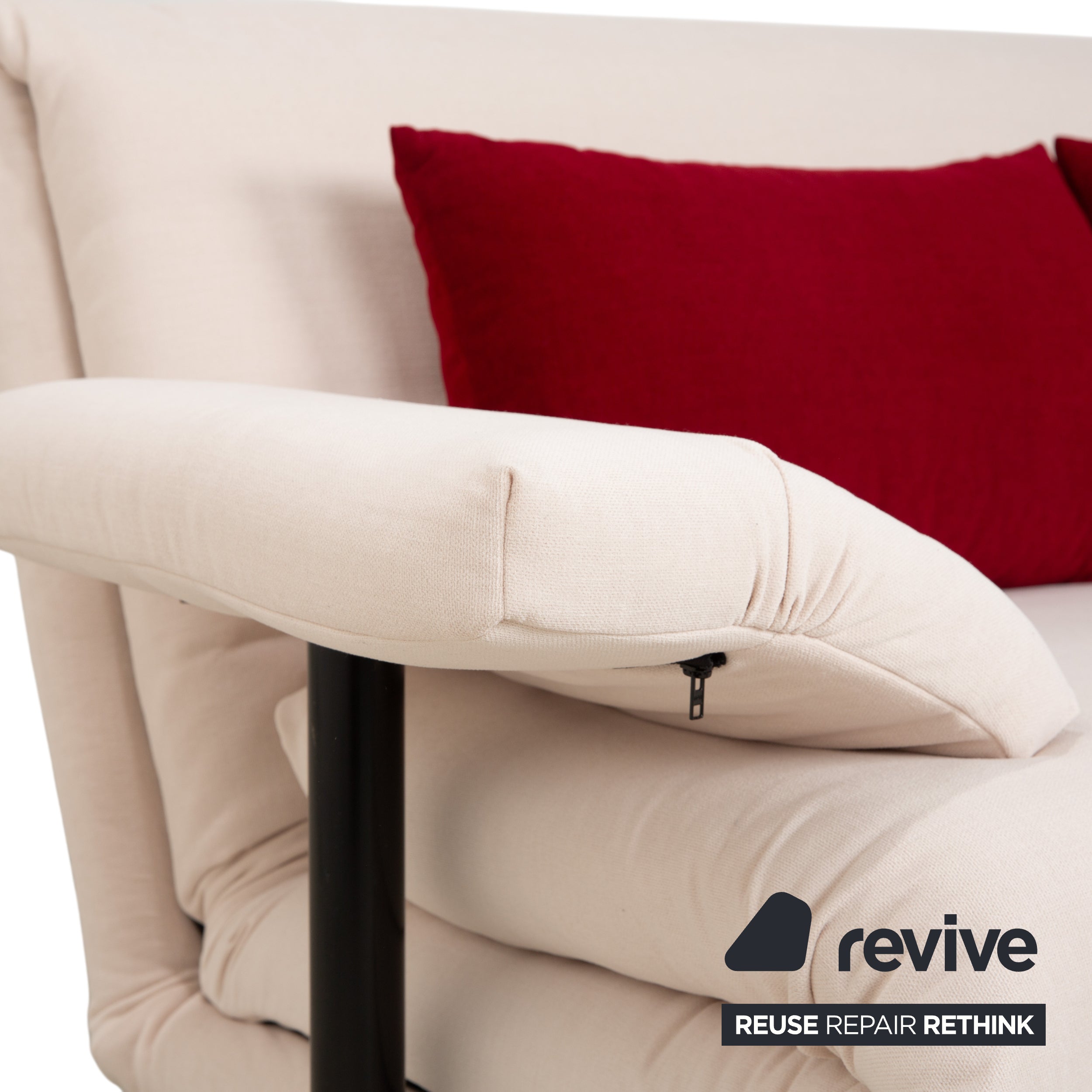 Canapé trois places Ligne Roset Multy en tissu, rouge crème, avec retapissage et accoudoirs
