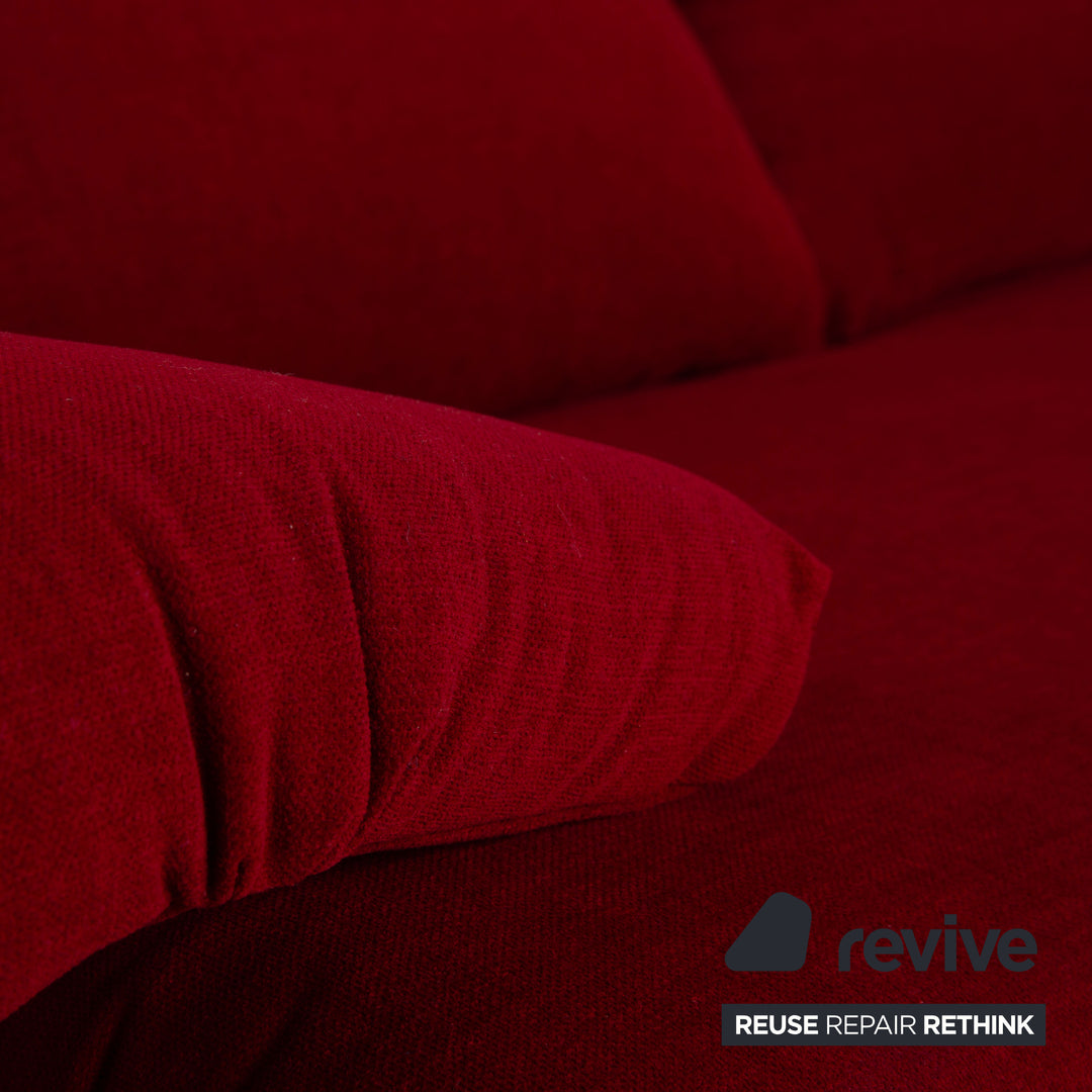 Ligne Roset Multy canapé trois places en tissu rouge foncé avec fonction couchage et accoudoirs neufs