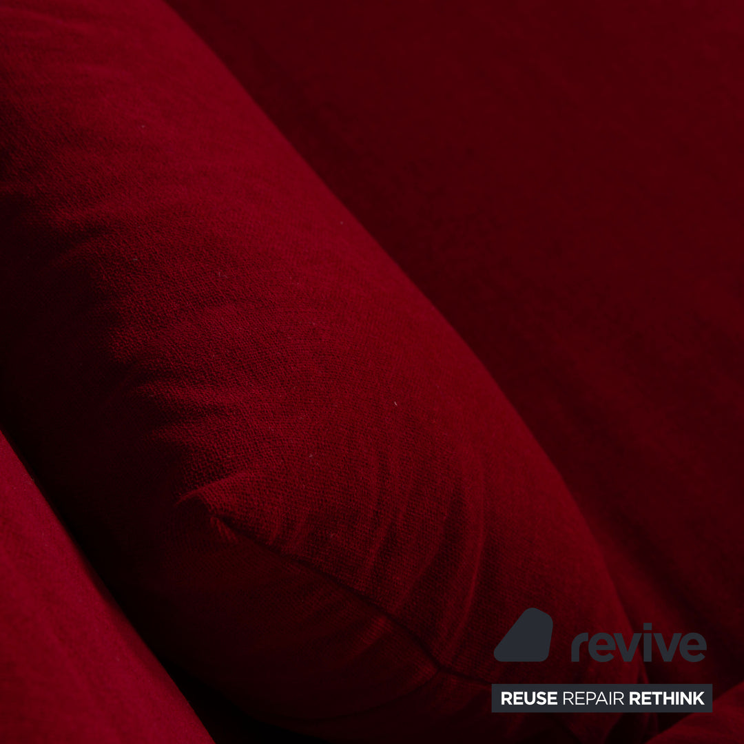 Ligne Roset Multy canapé trois places en tissu rouge foncé avec fonction couchage et accoudoirs neufs