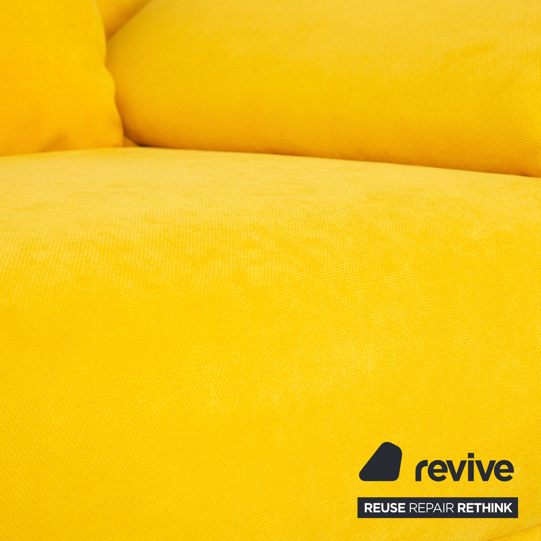 Ligne Roset Multy canapé trois places en tissu jaune fonction manuelle fonction couchage accoudoirs recouverts