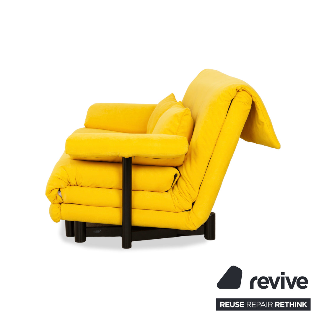 Ligne Roset Multy canapé trois places en tissu jaune fonction manuelle fonction couchage accoudoirs recouverts