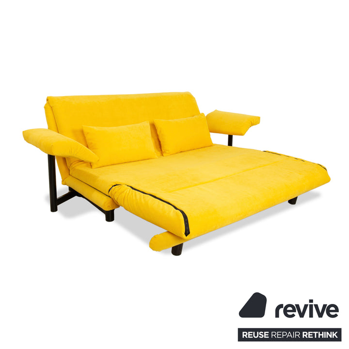 Ligne Roset Multy canapé trois places en tissu jaune fonction manuelle fonction couchage accoudoirs recouverts