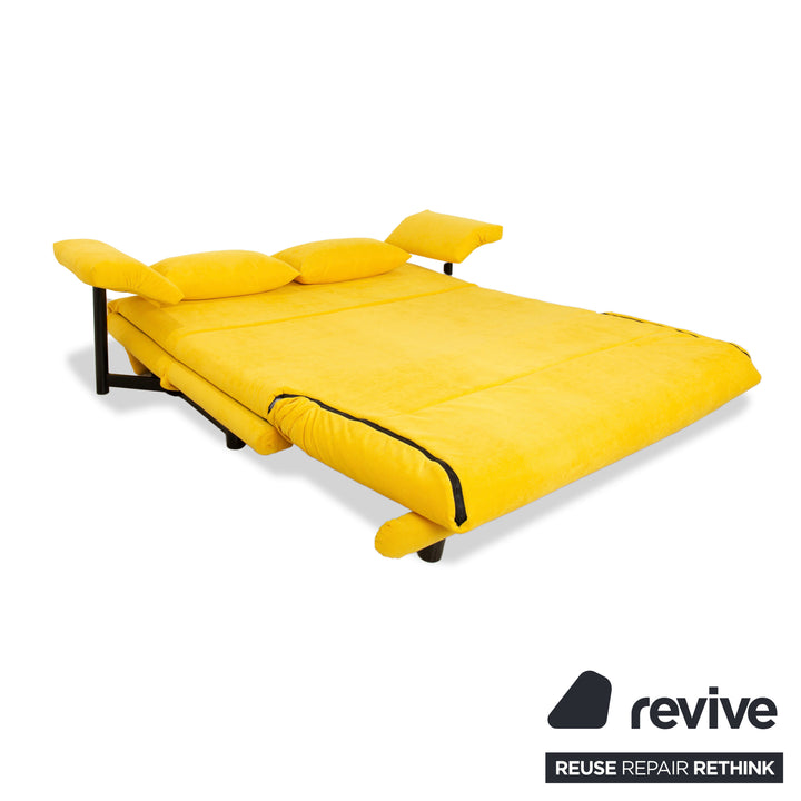 Ligne Roset Multy canapé trois places en tissu jaune fonction manuelle fonction couchage accoudoirs recouverts