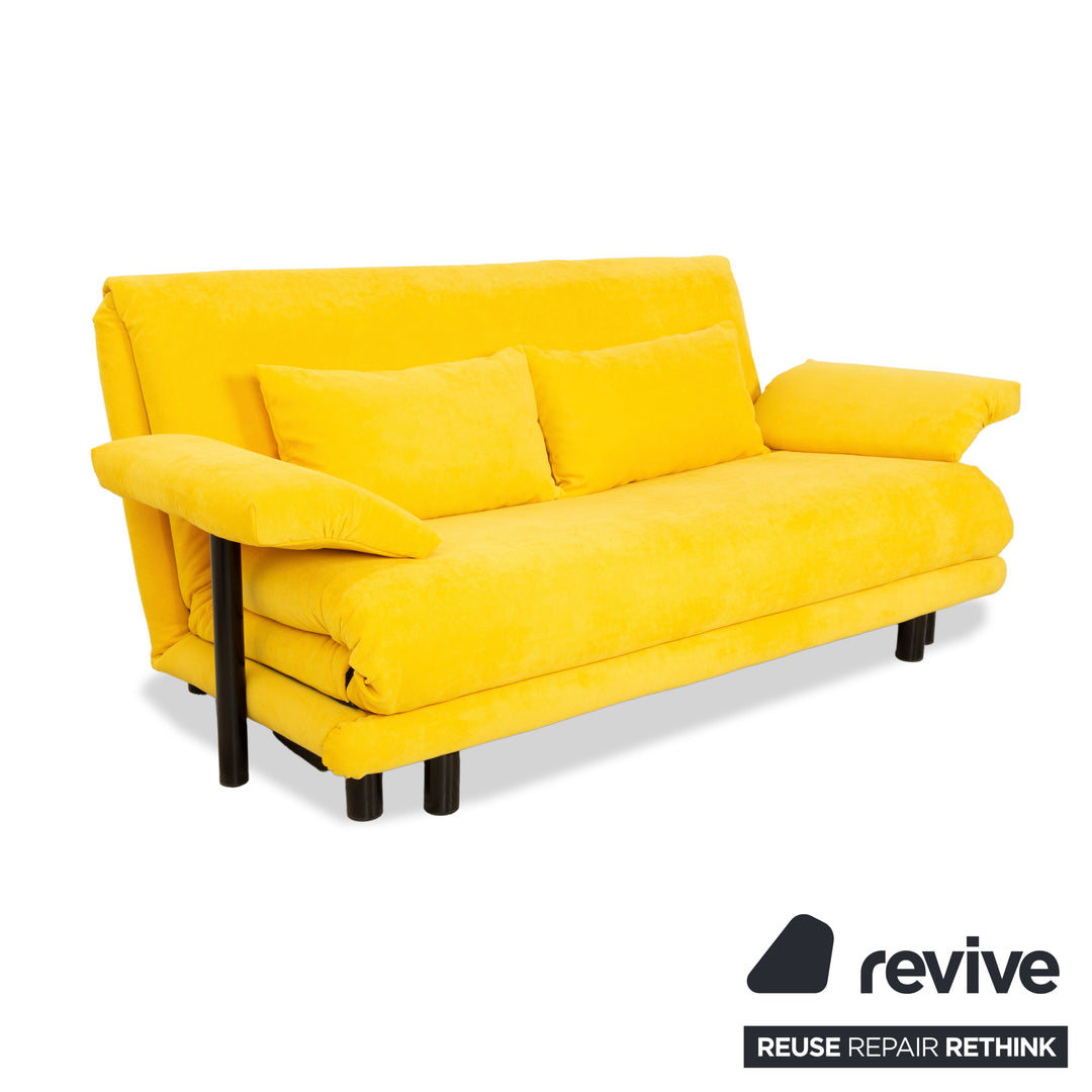 Ligne Roset Multy canapé trois places en tissu jaune fonction manuelle fonction couchage accoudoirs recouverts