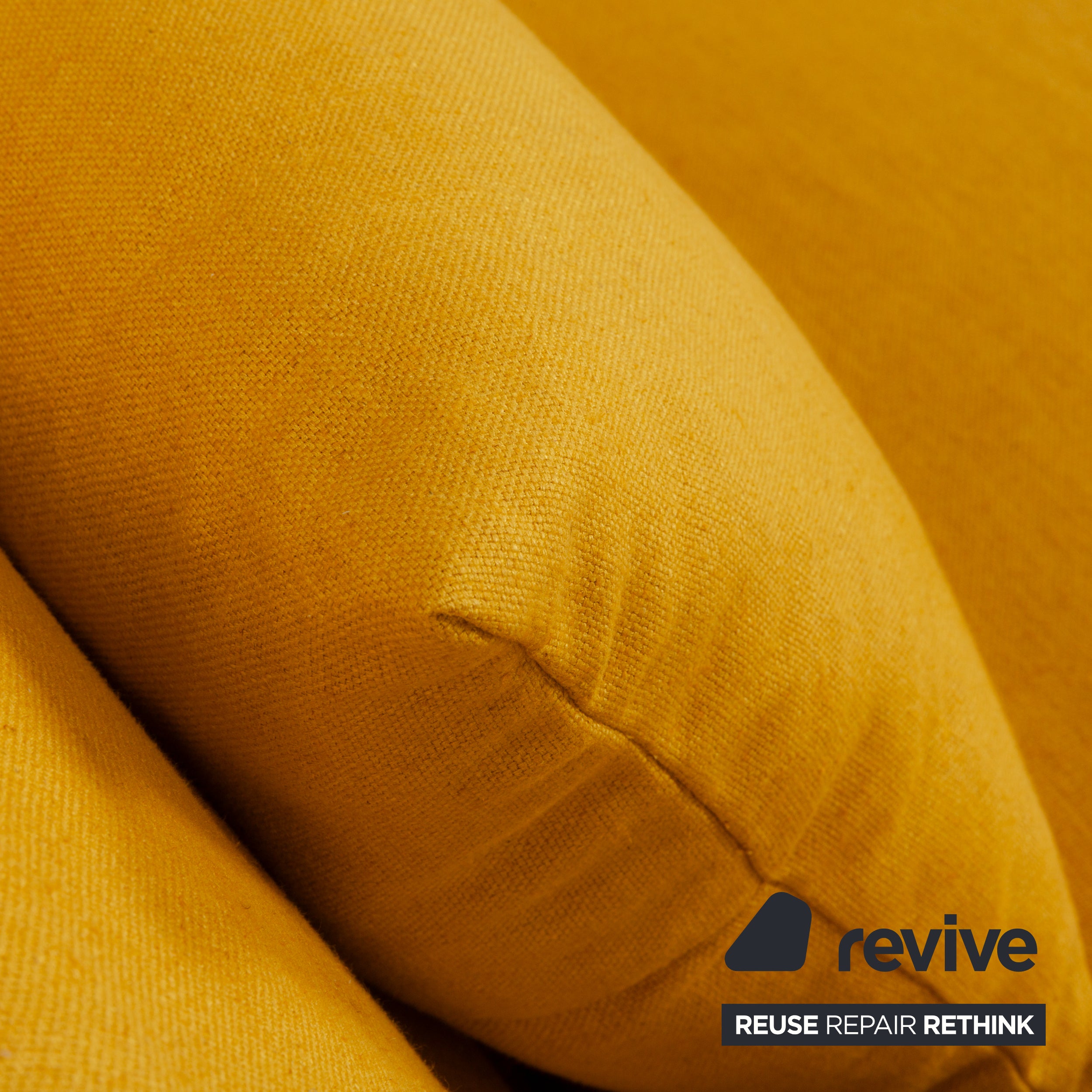 Canapé-lit trois places en tissu jaune Ligne Roset Multy, rembourrage