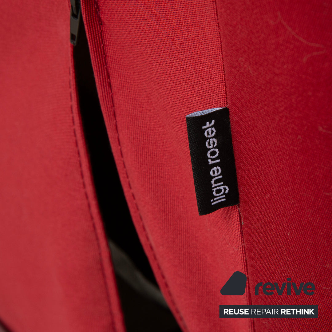 Canapé-lit manuel trois places en tissu Ligne Roset Multy rouge