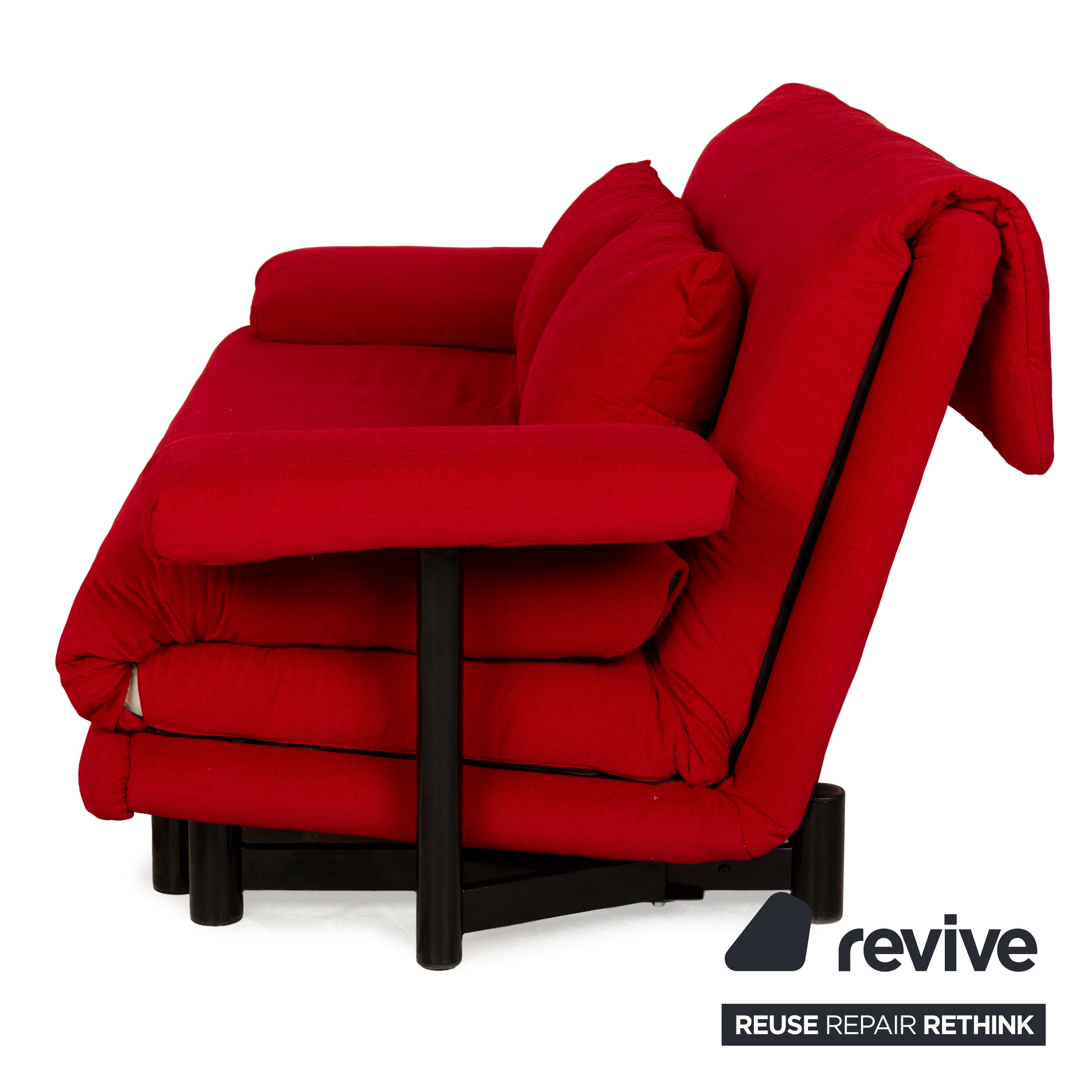 Canapé-lit trois places en tissu rouge Ligne Roset, rembourrage