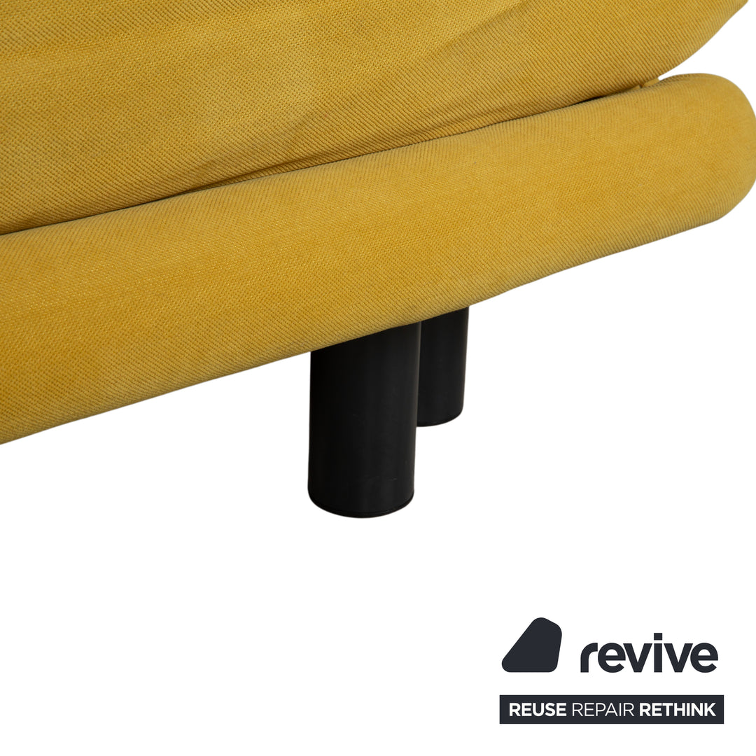 Canapé trois places Ligne Roset Multy en tissu jaune moutarde