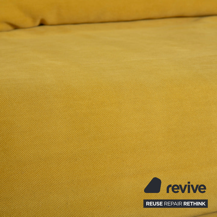 Canapé trois places Ligne Roset Multy en tissu jaune moutarde