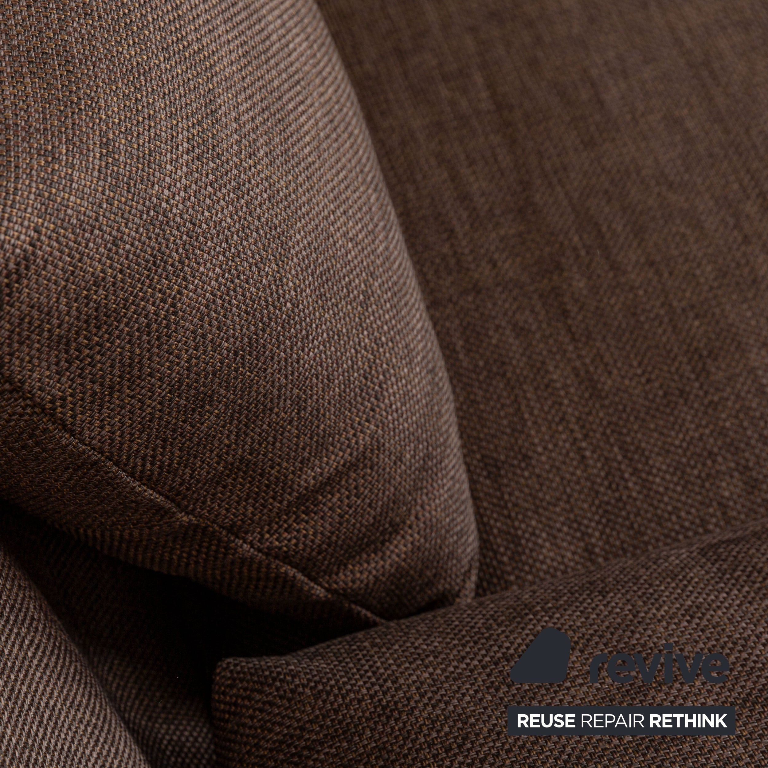 Canapé trois places en tissu Ligne Roset Multy marron, fonction couchage manuelle, canapé avec accoudoirs et coussins, housse neuve