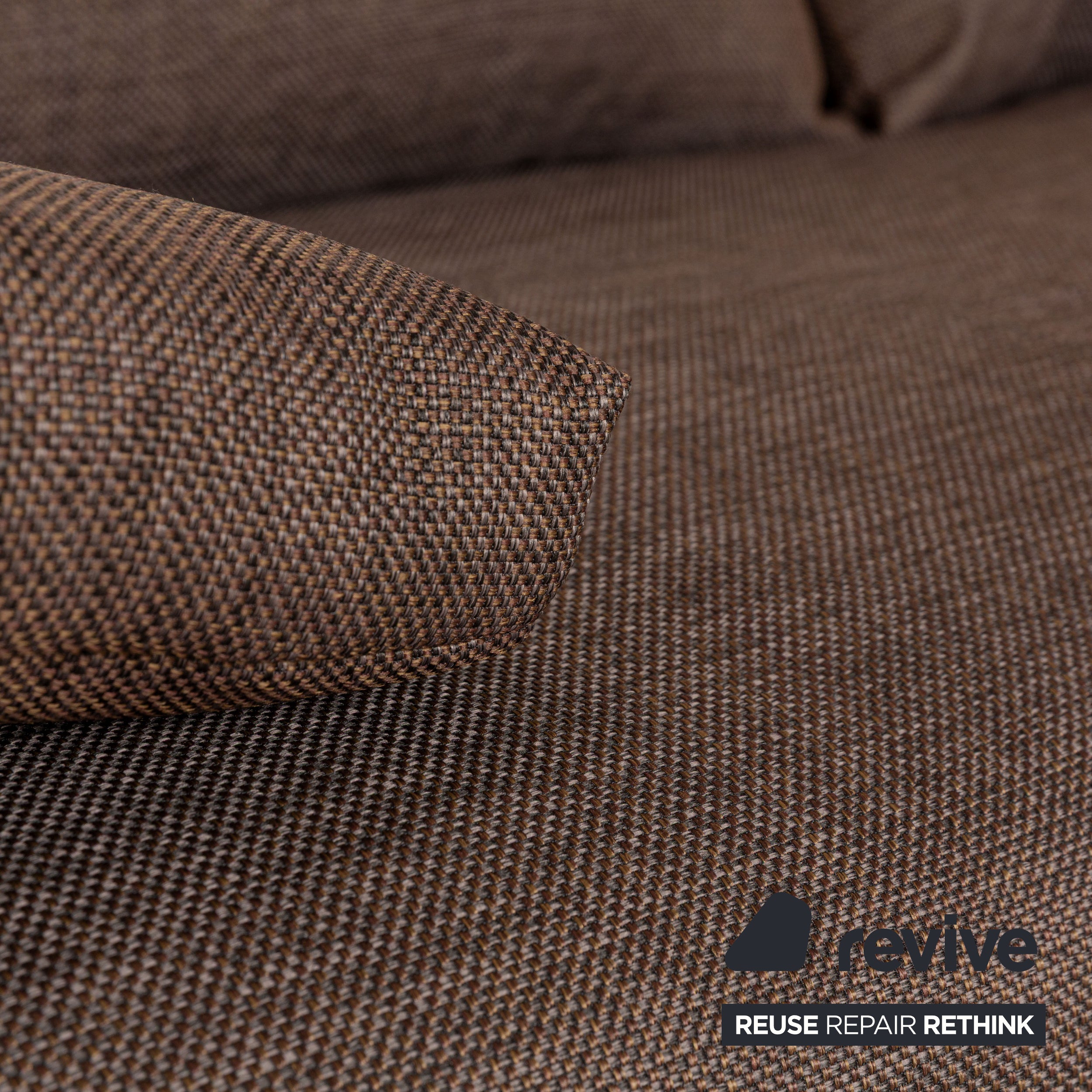 Canapé trois places en tissu Ligne Roset Multy marron, fonction couchage manuelle, canapé avec accoudoirs et coussins, housse neuve