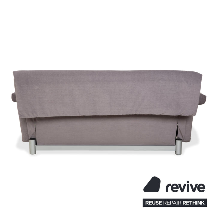 Canapé trois places Ligne Roset Multy en tissu gris avec accoudoirs, fonction couchage manuelle, retapissé