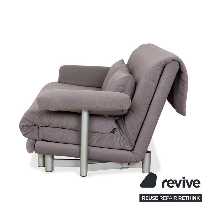 Canapé trois places Ligne Roset Multy en tissu gris avec accoudoirs, fonction couchage manuelle, retapissé