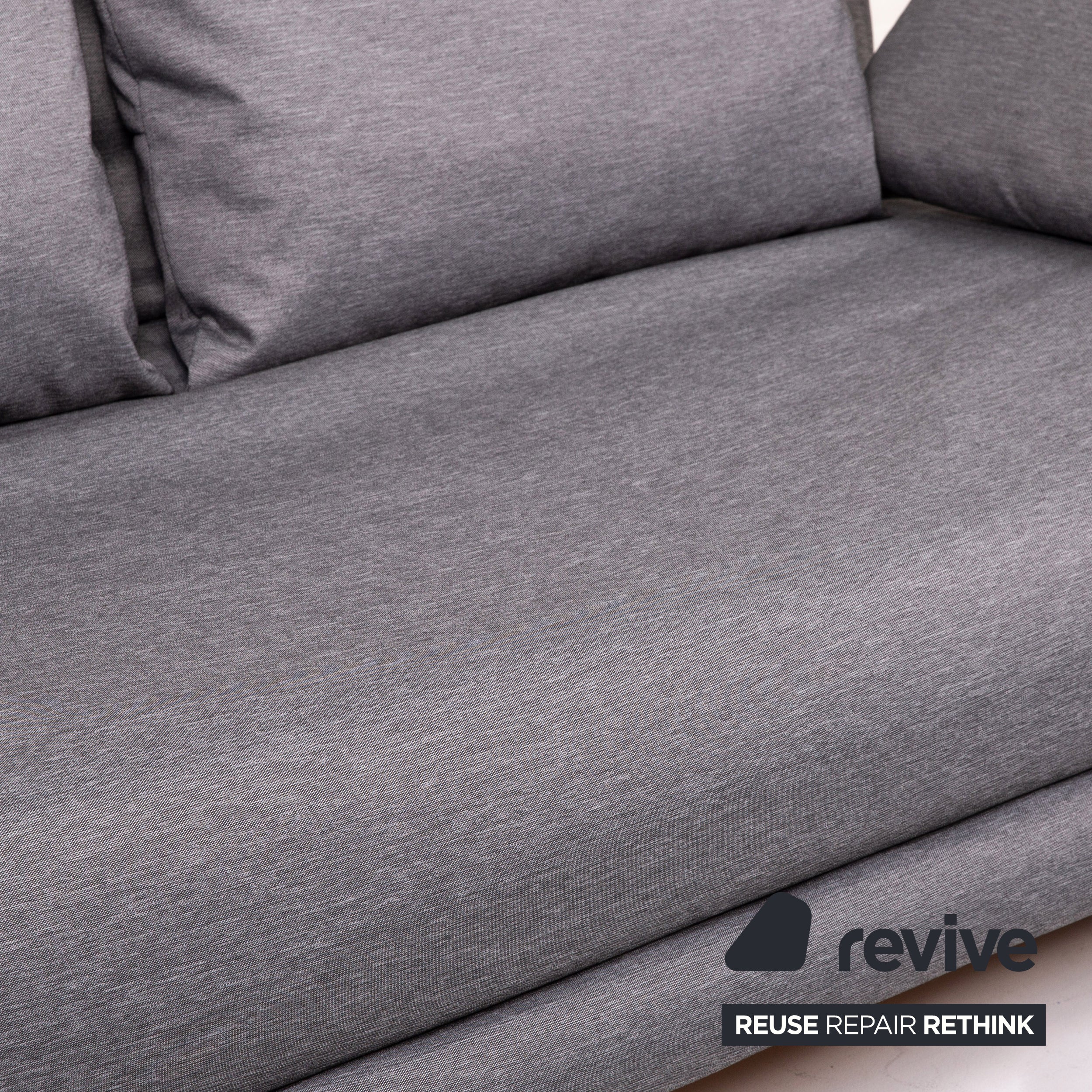 Canapé-lit en tissu Ligne Roset Multy, gris, avec fonction couchage.