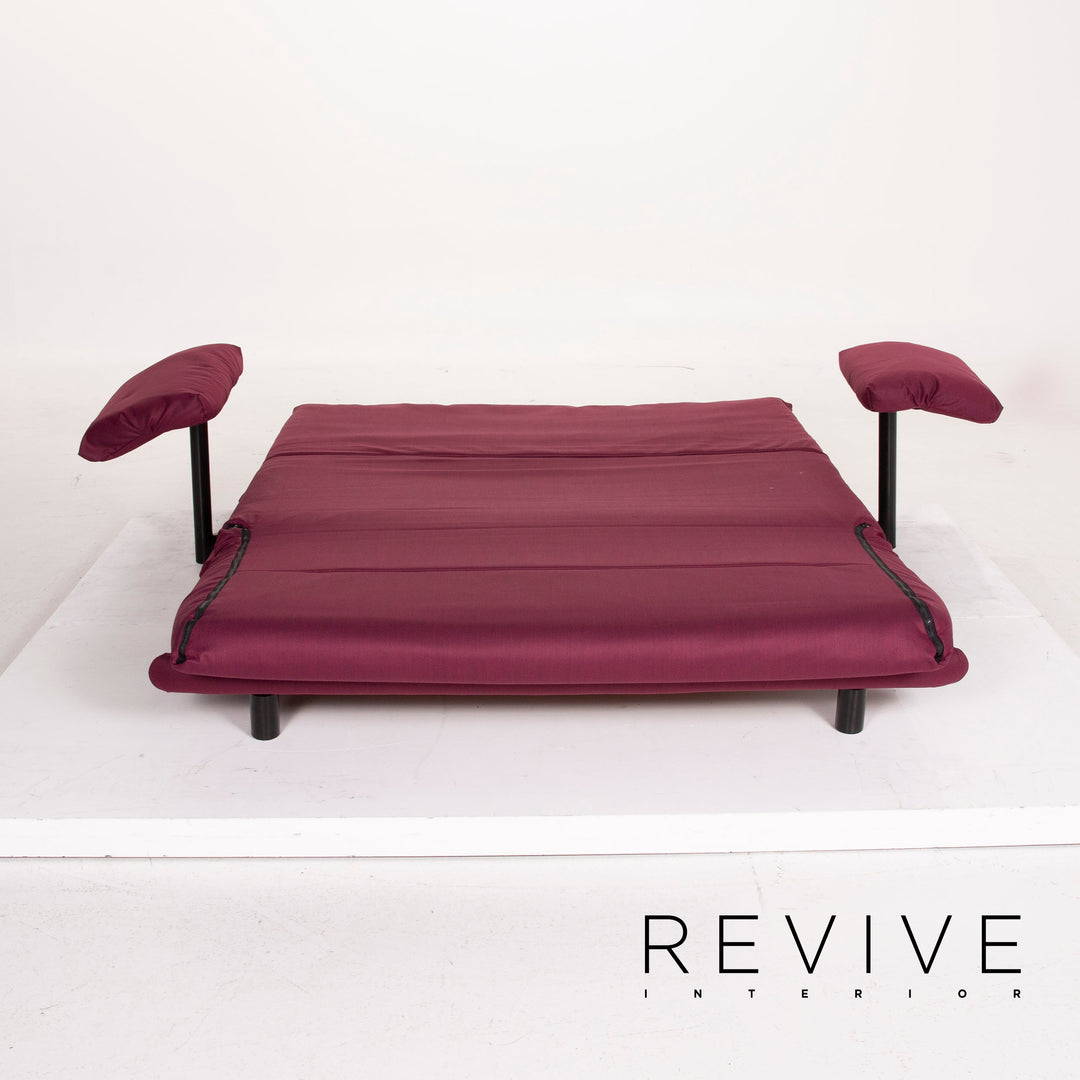 Canapé Ligne Roset Multy en tissu, violet, trois places, avec fonction convertible et accoudoirs inclus.