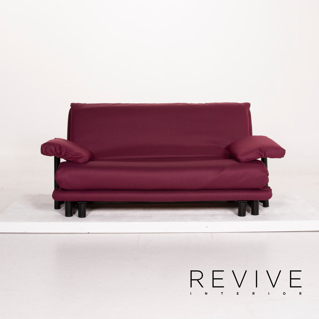 Canapé Ligne Roset Multy en tissu, violet, trois places, avec fonction convertible et accoudoirs inclus.
