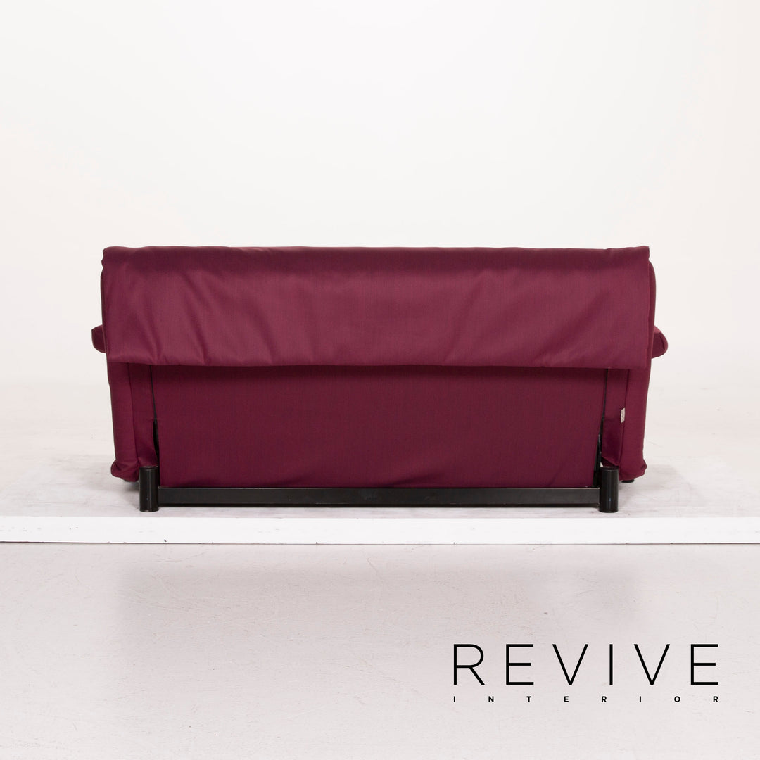 Canapé Ligne Roset Multy en tissu, violet, trois places, avec fonction convertible et accoudoirs inclus.