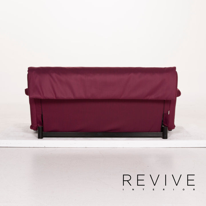 Canapé Ligne Roset Multy en tissu, violet, trois places, avec fonction convertible et accoudoirs inclus.