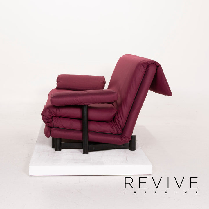 Canapé Ligne Roset Multy en tissu, violet, trois places, avec fonction convertible et accoudoirs inclus.