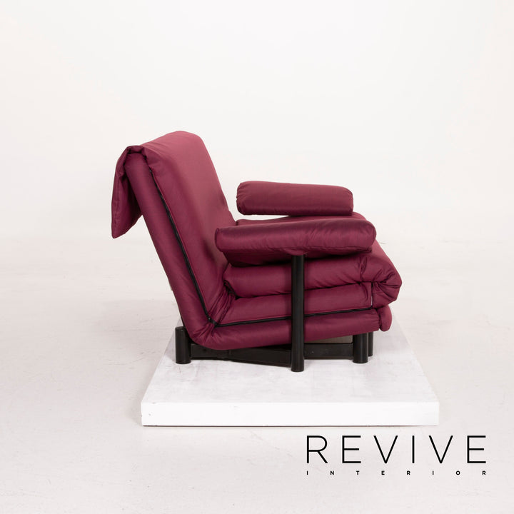 Canapé Ligne Roset Multy en tissu, violet, trois places, avec fonction convertible et accoudoirs inclus.