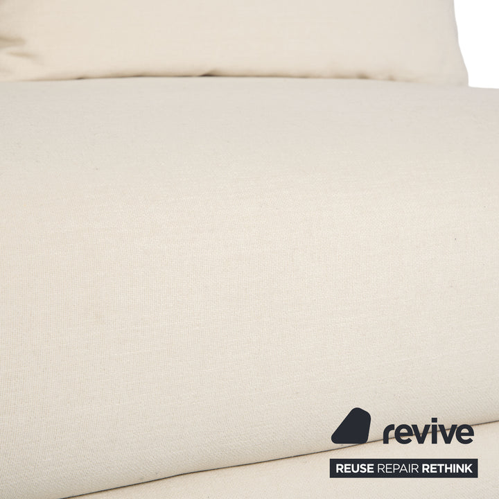 Canapé deux places Ligne Roset Multy en tissu crème avec fonction couchage, retapissé en MALOU 106