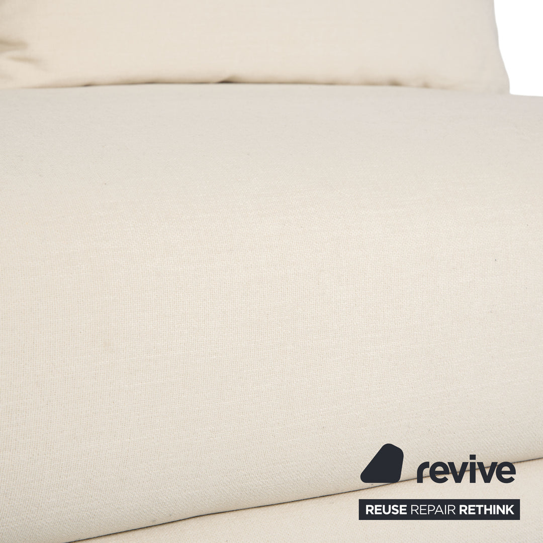 Canapé deux places Ligne Roset Multy en tissu crème avec fonction couchage, retapissé en MALOU 106
