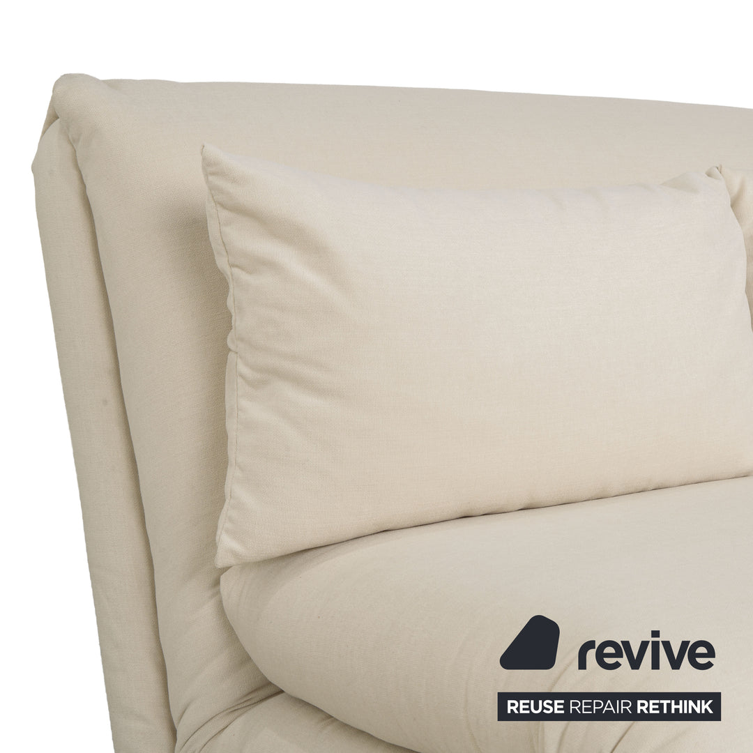 Canapé deux places Ligne Roset Multy en tissu crème avec fonction couchage, retapissé en MALOU 106