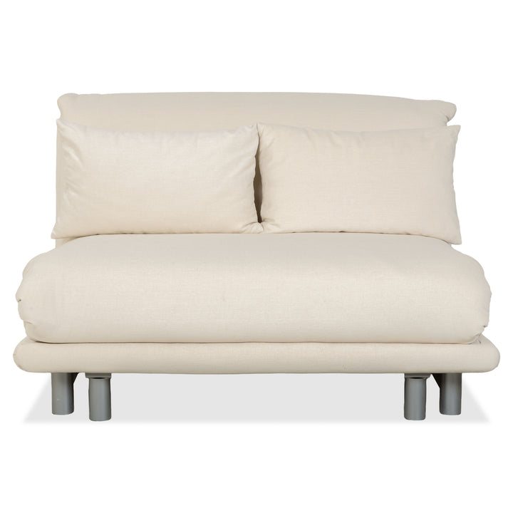 Canapé deux places Ligne Roset Multy en tissu crème avec fonction couchage, retapissé en MALOU 106
