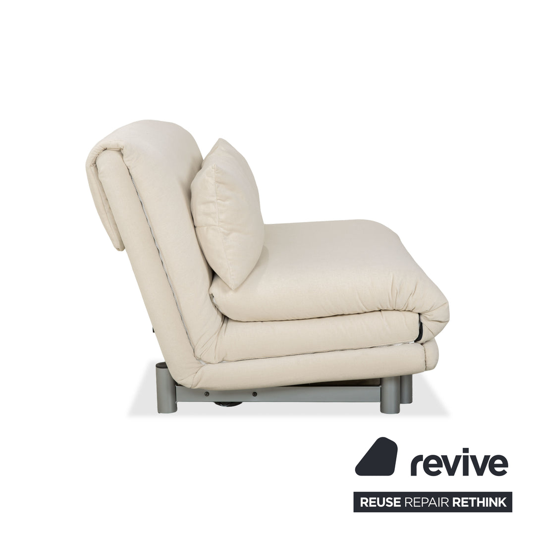 Canapé deux places Ligne Roset Multy en tissu crème avec fonction couchage, retapissé en MALOU 106