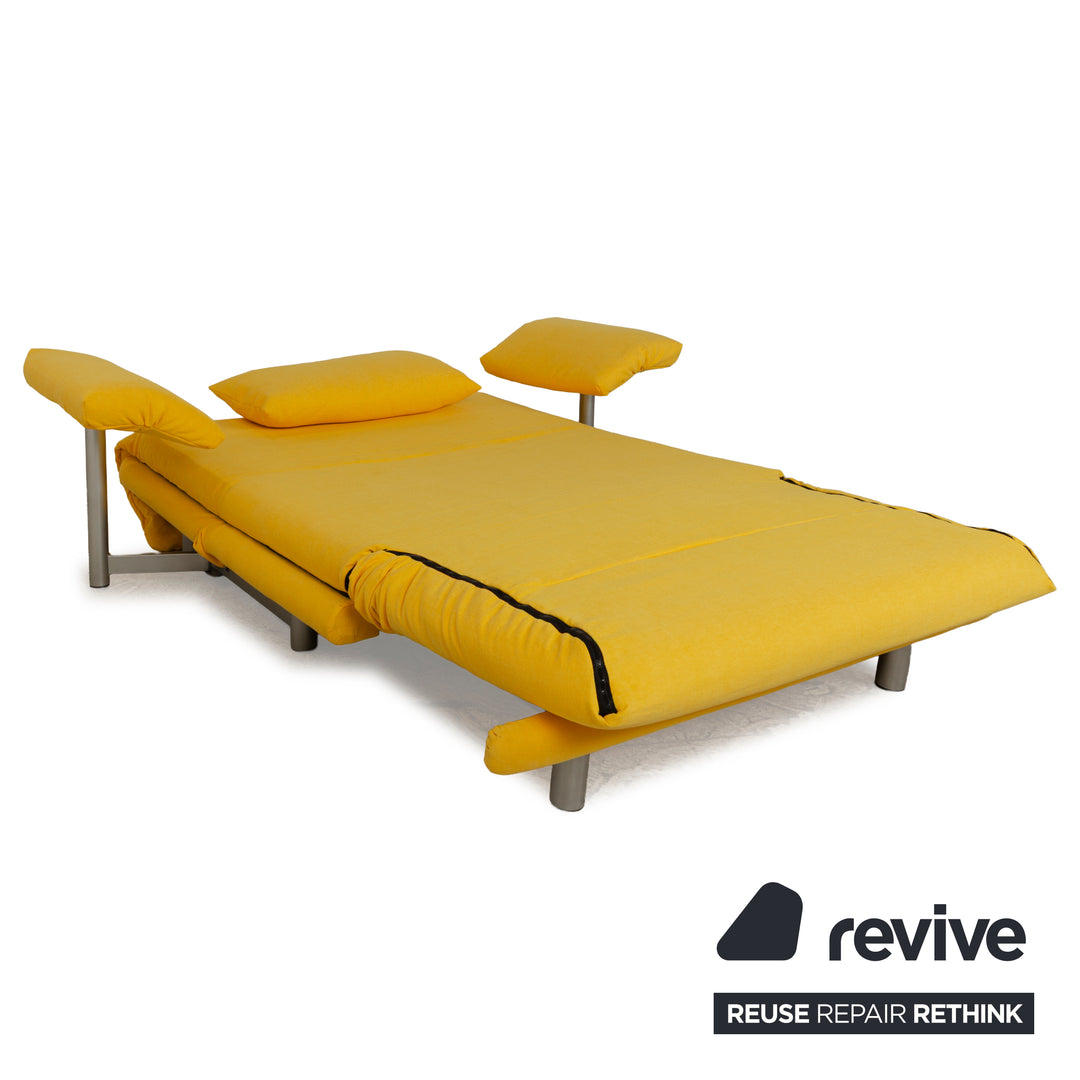 Canapé-lit deux places en tissu Ligne Roset Multy jaune avec accoudoirs, fonction manuelle, housse neuve