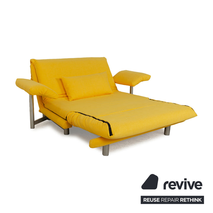 Canapé-lit deux places en tissu Ligne Roset Multy jaune avec accoudoirs, fonction manuelle, housse neuve