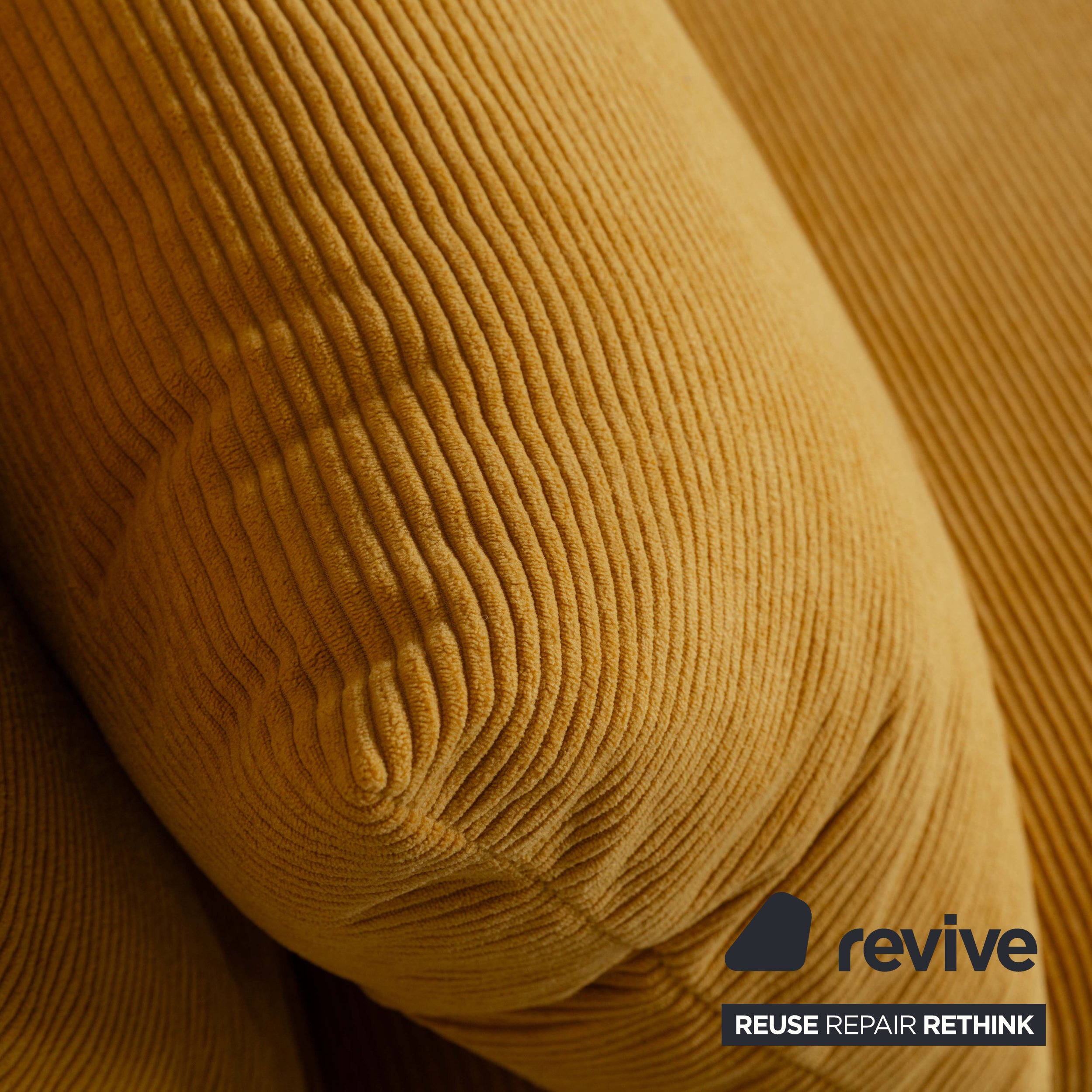 Canapé-lit deux places en tissu jaune Ligne Roset Multy, rembourrage